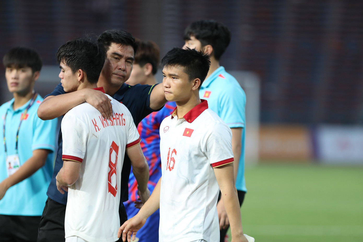 Cầu thủ U22 Việt Nam buồn rầu sau trận thua Indonesia ở bán kết SEA Games 32. Cầu thủ U22 Việt Nam buồn rầu sau trận thua Indonesia ở bán kết SEA Games 32.