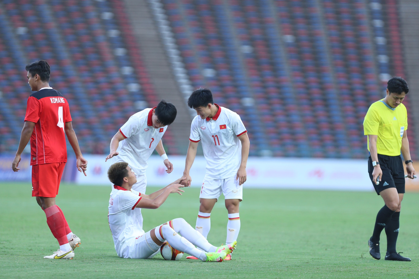 Thủng lưới phút bù giờ, U22 Việt Nam bại trận trước 10 cầu thủ U22 Indonesia ảnh 56
