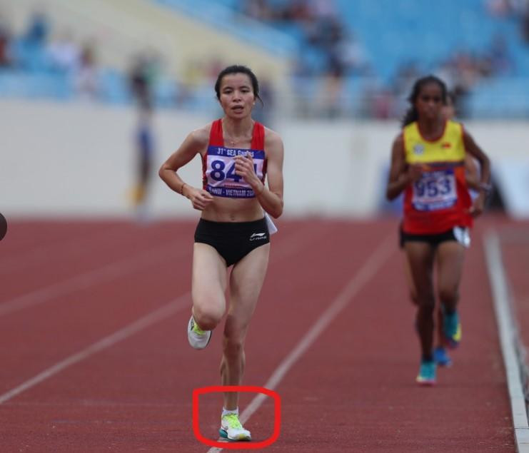 Lò Thị Thanh được cho là đã mang giày không đúng quy định. Lò Thị Thanh được cho là đã mang giày không đúng quy định.