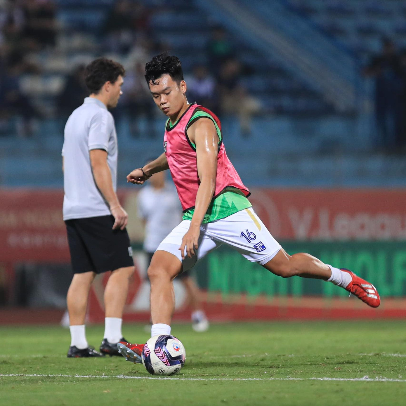 Lucas lập công, CLB Hà Nội đặt một tay lên ngôi vô địch ảnh 4