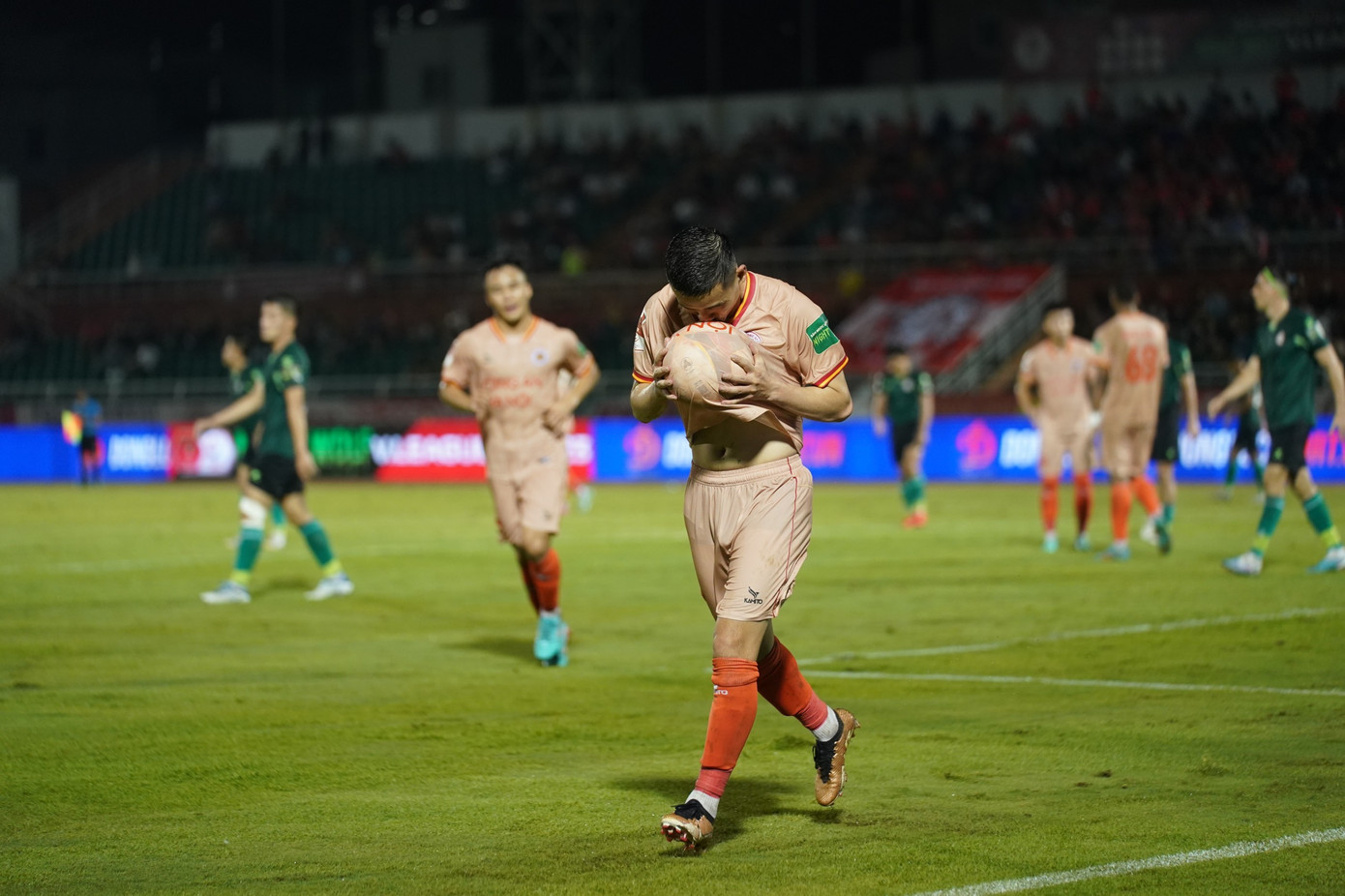 Bại trận trước CAHN trong trong cơn mưa bàn thắng ở sân Thống Nhất, TPHCM ngụp lặn ở đáy bảng ảnh 13