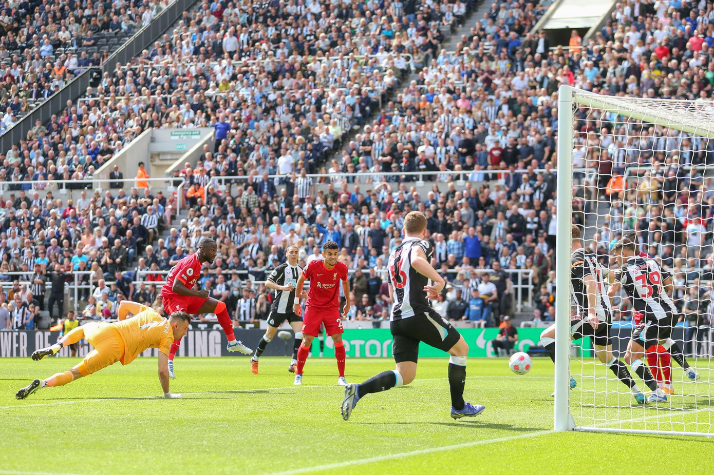 Đánh bại Newcastle 1-0, Liverpool tạm lên đỉnh bảng ảnh 6