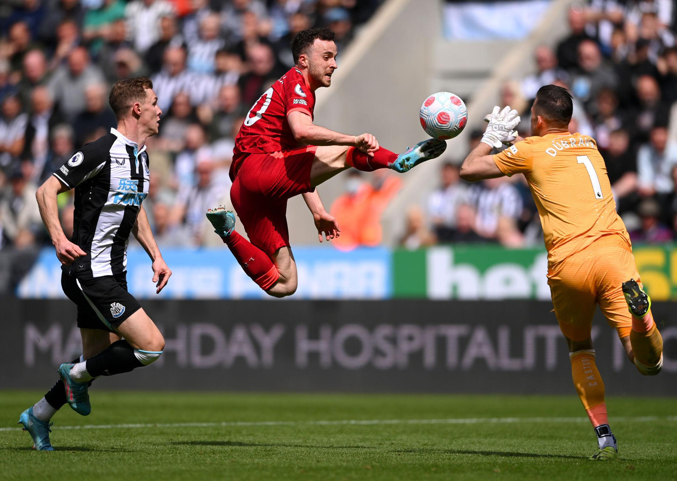 Đánh bại Newcastle 1-0, Liverpool tạm lên đỉnh bảng ảnh 12