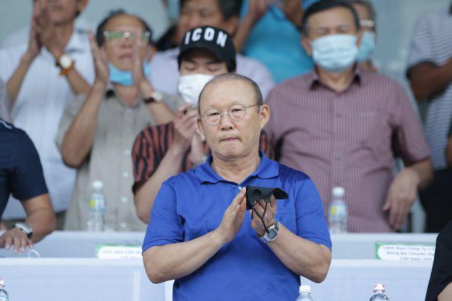 HLV Park Hang-seo trong lần đến sân Bình Định hồi tháng 3 năm 2021