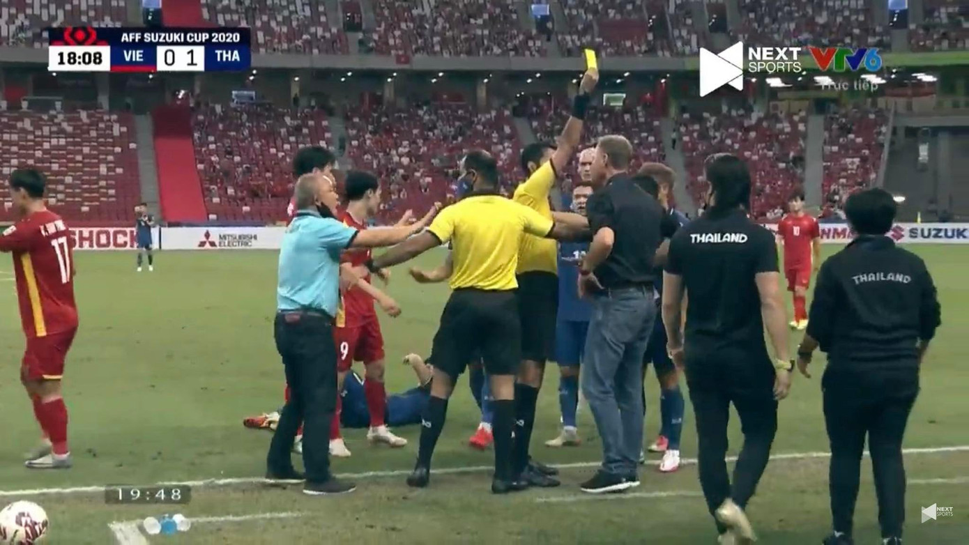 Việt Nam 0-2 Thái Lan: Chanathip lập cú đúp và tiếng còi méo của trọng tài ảnh 8 Việt Nam 0-2 Thái Lan: Chanathip lập cú đúp và tiếng còi méo của trọng tài ảnh 8