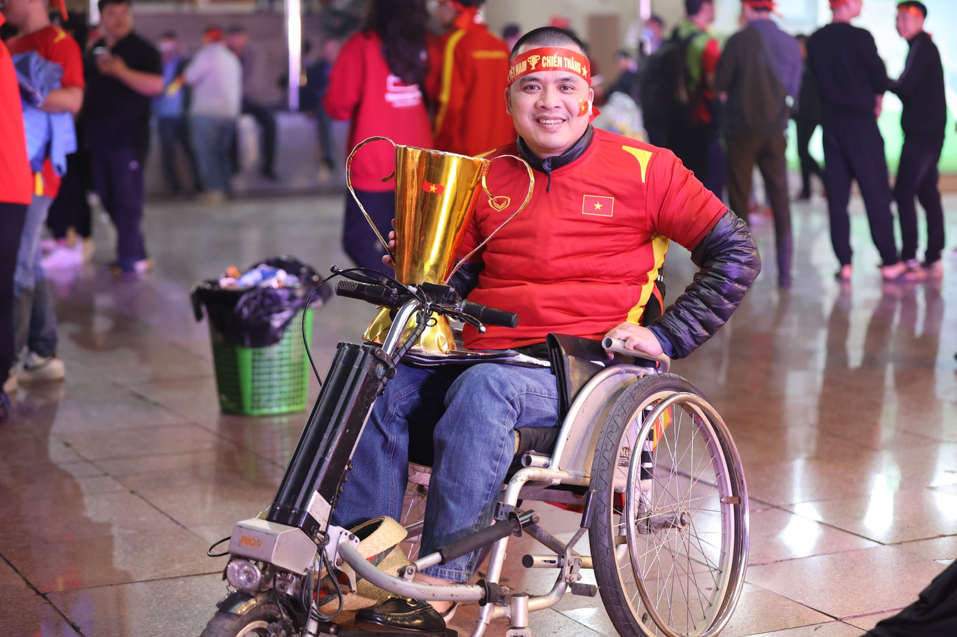 Một người hâm mộ khuyết tật từ Phú Thọ xuất hiện để cổ vũ cho đội tuyển Việt Nam.