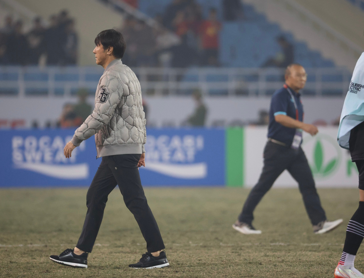 HLV Park Hang-seo và HLV Shin Tae-yong không bắt tay nhau. Ảnh Như Ý