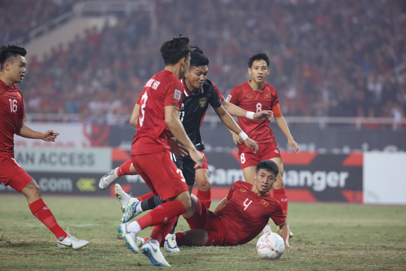 Bùi Tiến Dũng đã ngã trước đó. Ảnh: Như Ý