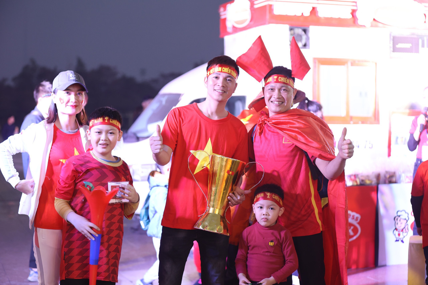 Cả gia đình từ Bắc Ninh bắt xe xuống xem đội tuyển Việt Nam thi đấu trên sân Mỹ Đình.