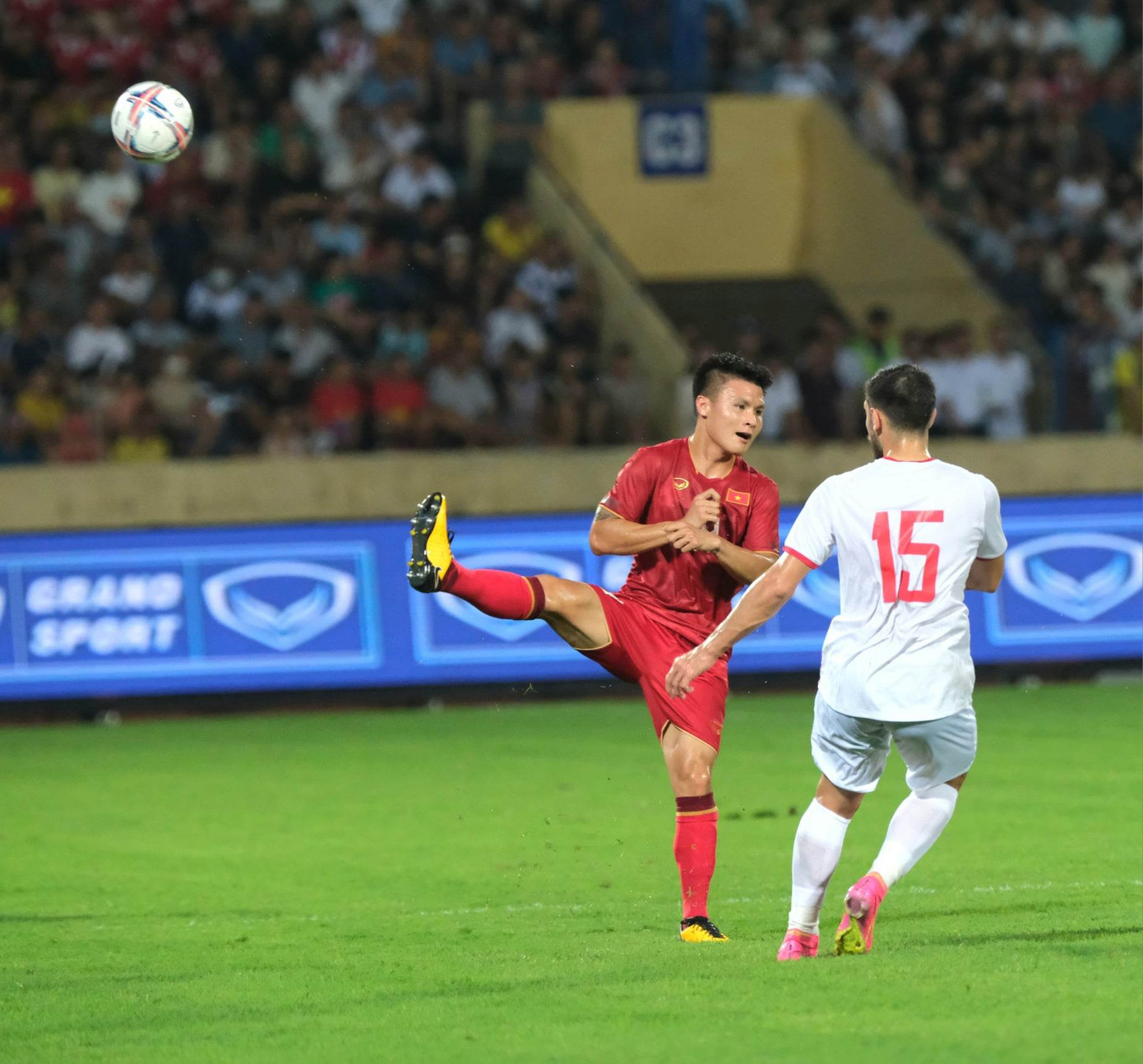 Thắng ĐT Syria 1-0, ĐTVN khiến sân Thiên Trường thòm thèm với 'bữa tiệc' bóng đá ảnh 21