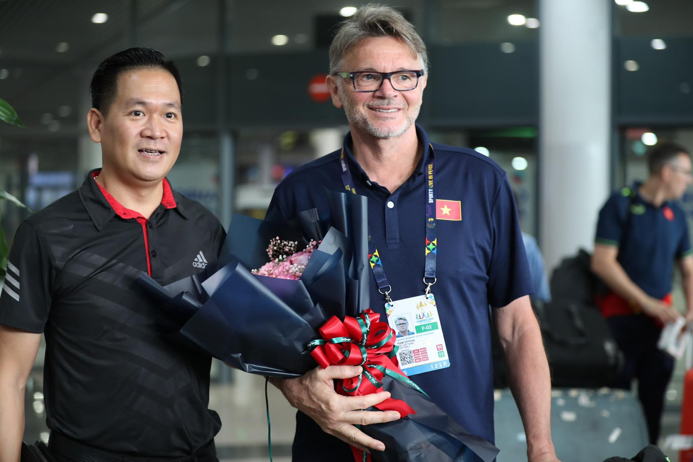 HLV Troussier đặt chân đến Campuchia.