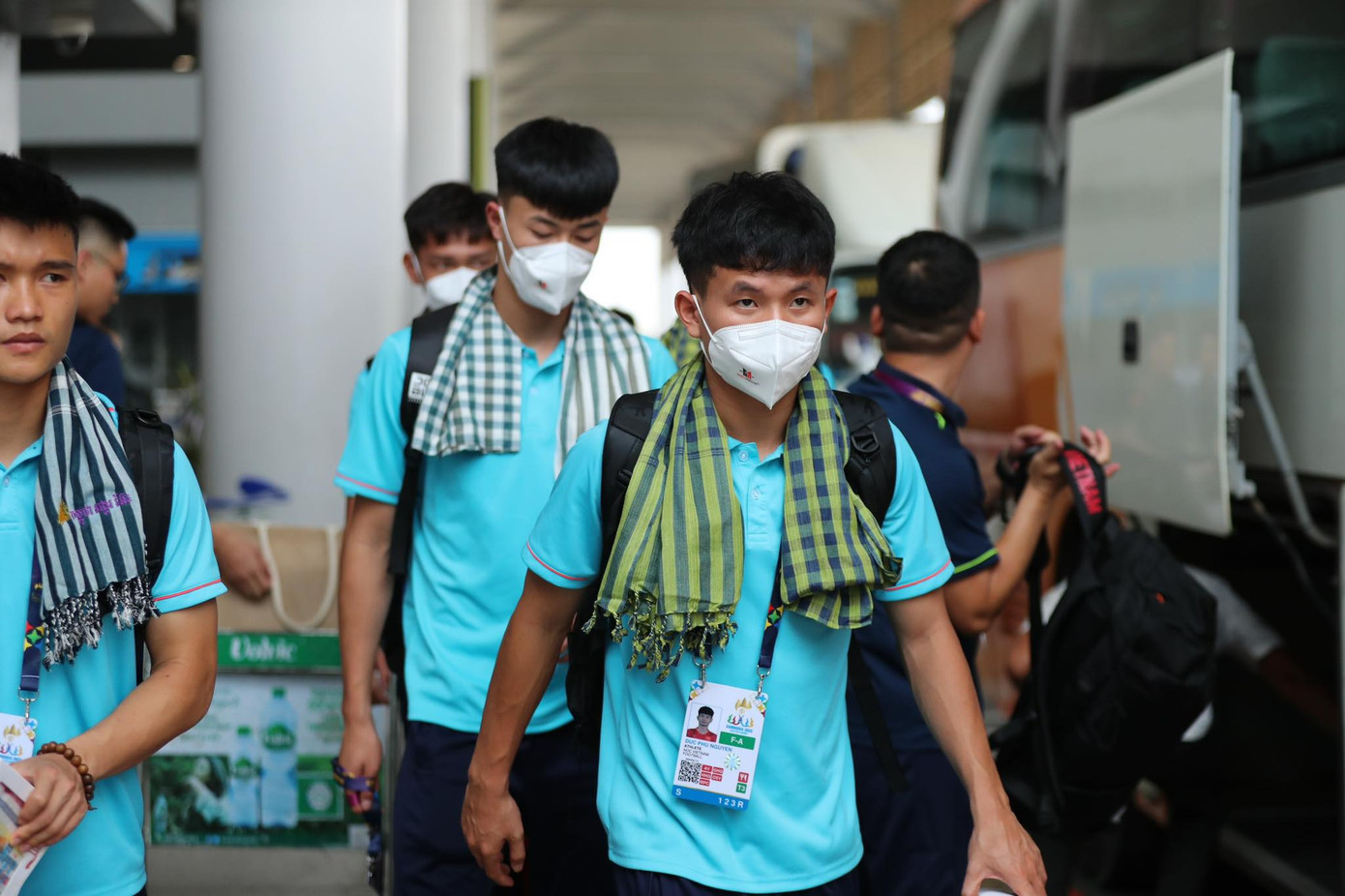 Các cầu thủ U22 Việt Nam choàng khăn rằn đặc trưng