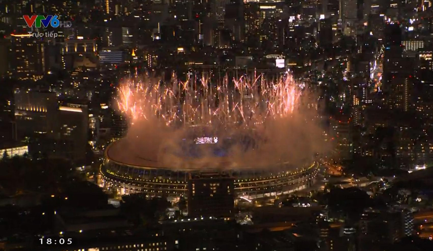 Sân vận động Tokyo huyền ảo trong đêm.