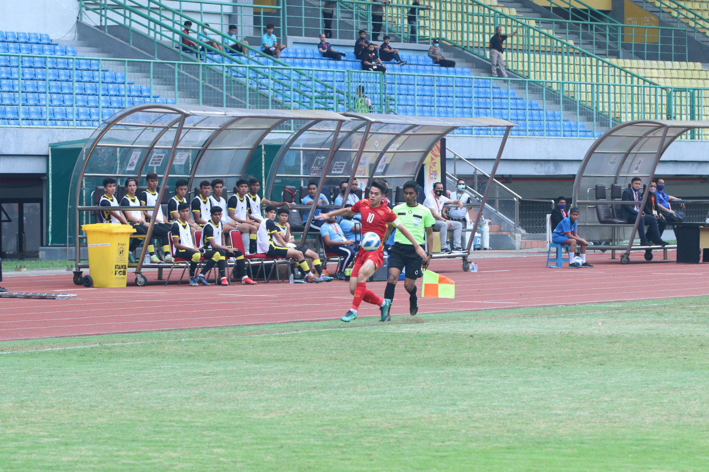 Thua U19 Malaysia 0-3 ở bán kết, U19 Việt Nam hướng đến trận tranh hạng ba ảnh 8 Thua U19 Malaysia 0-3 ở bán kết, U19 Việt Nam hướng đến trận tranh hạng ba ảnh 8
