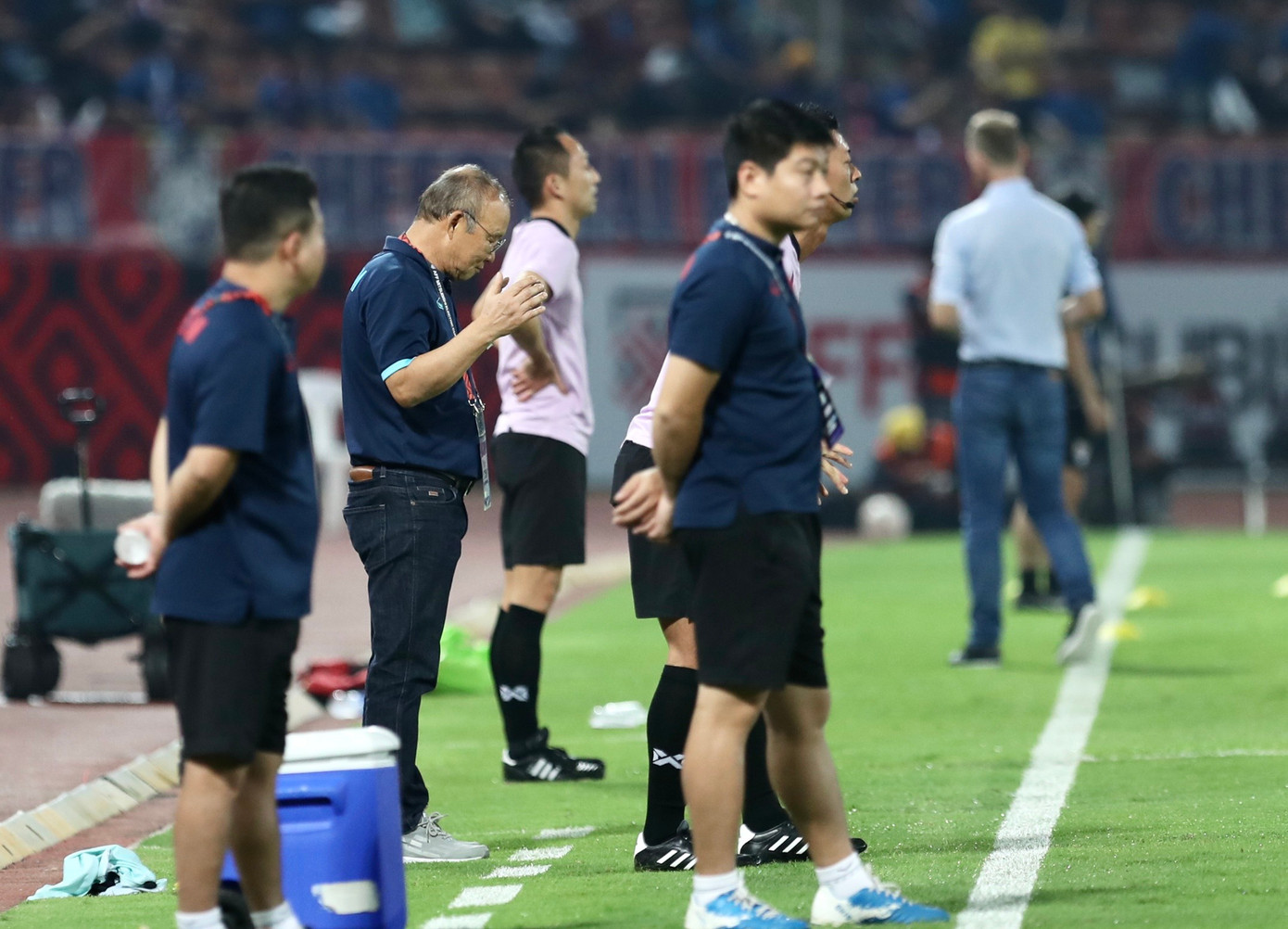 HLV Park Hang-seo cầu nguyện trước khi trận đấu chung kết lượt về AFF Cup 2022 diễn ra. HLV Park Hang-seo cầu nguyện trước khi trận đấu chung kết lượt về AFF Cup 2022 diễn ra.