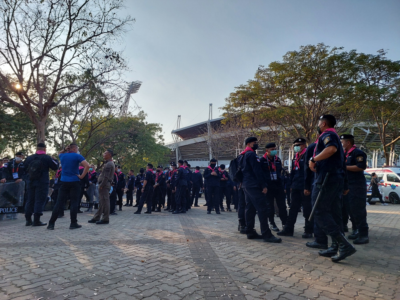 Phía Thái Lan đảm bảo những sự cố như ở trận bán kết lượt về với Indonesia, khi NHM ném pháo sáng xuống sân và tấn công lực lượng an ninh ở cổng vào, không tái diễn.