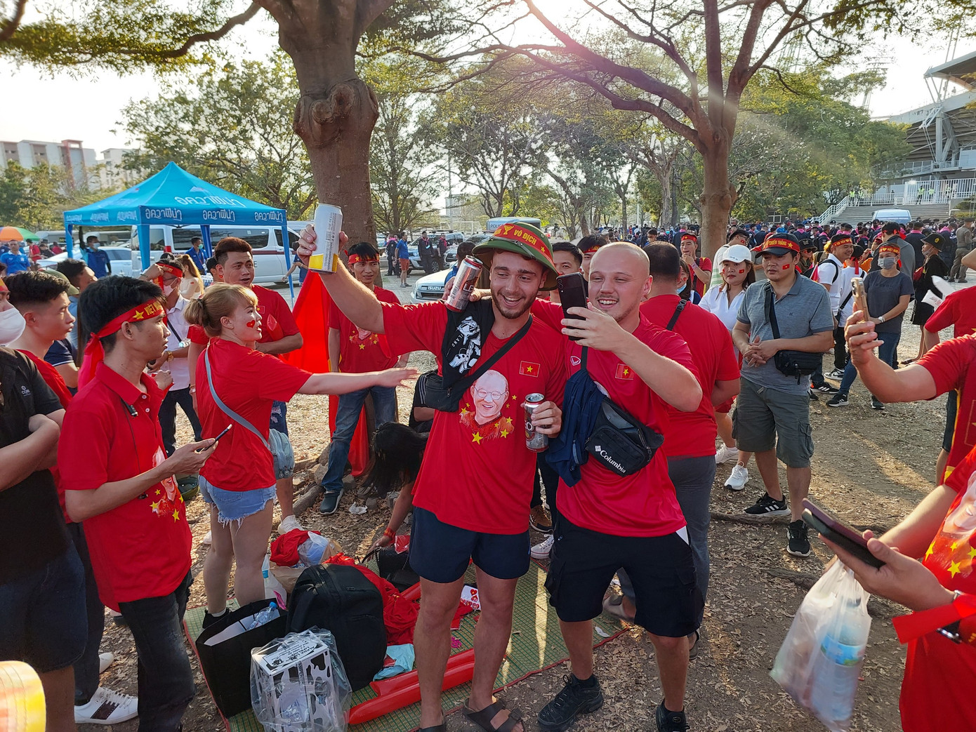 &apos;Anh Tây&apos; hâm mộ ĐT Việt Nam vui mừng khi sắm được chiếc áo đỏ in hình HLV Park Hang-seo để vào sân cổ vũ.