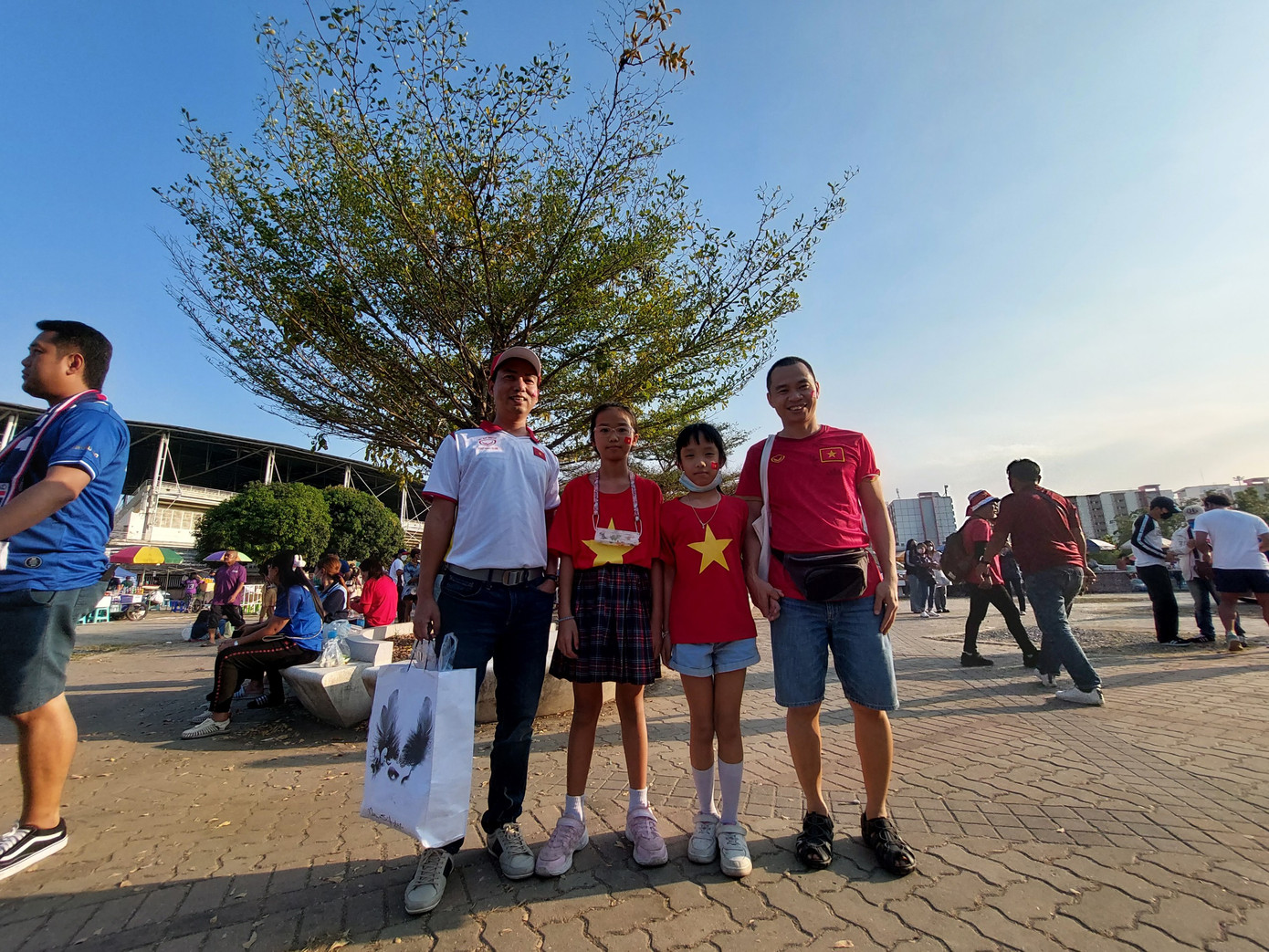 Anh Chu Anh Hào, sang Thái được 2 năm. Trước đây chỉ xem được mấy giải futsal, nay mới có dịp tới sân cổ vũ ĐT Việt Nam trên đất Thái. Anh đưa các con đi 40km từ Bangkok tới Thammasat và tin tưởng Việt Nam sẽ giành chiến thắng.