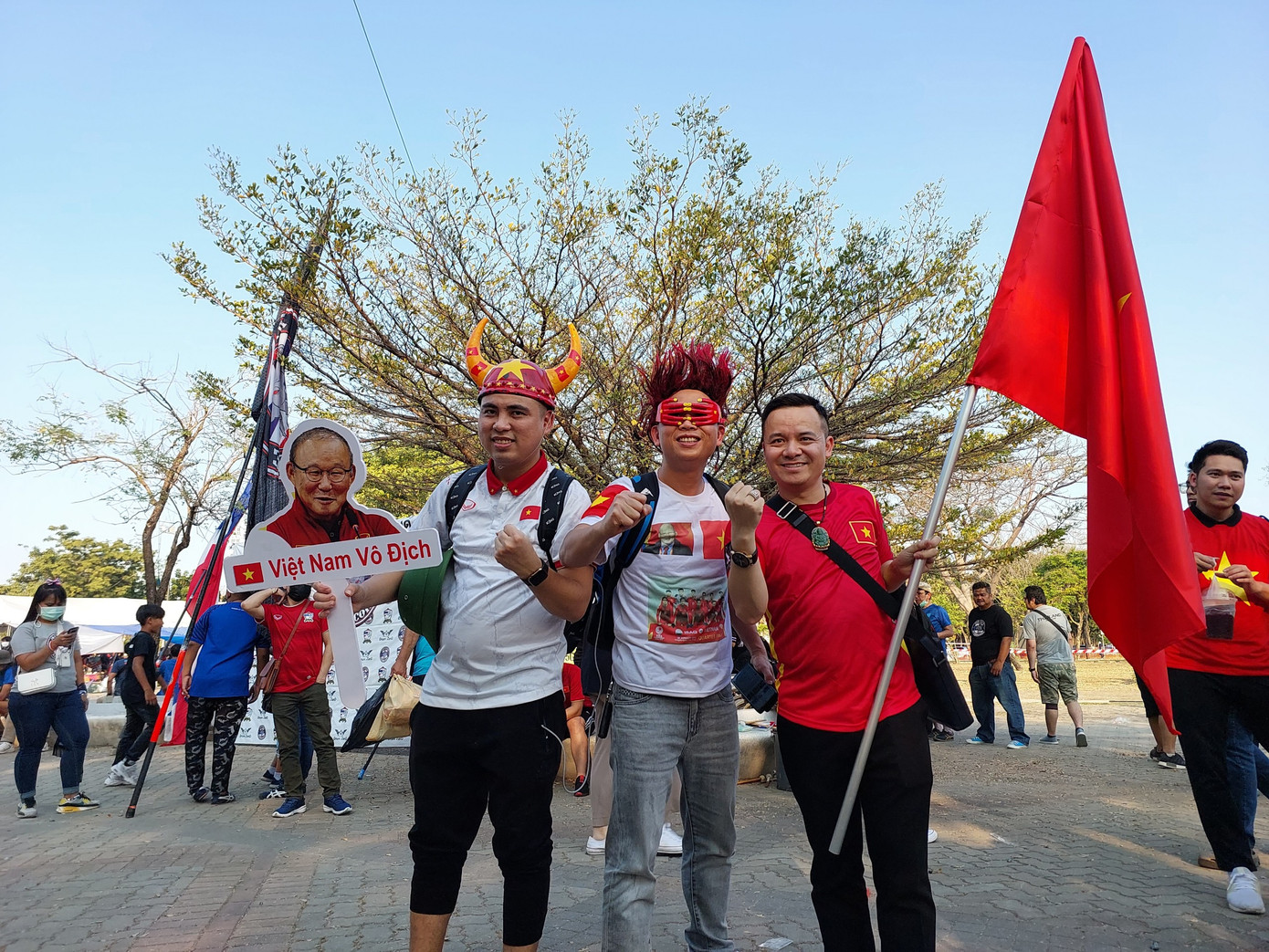 Bầu không khí trước trận rất thân thiện, khi cả người Thái và người Việt đều trao nhau nụ cười, vui vẻ chụp ảnh cùng nhau.