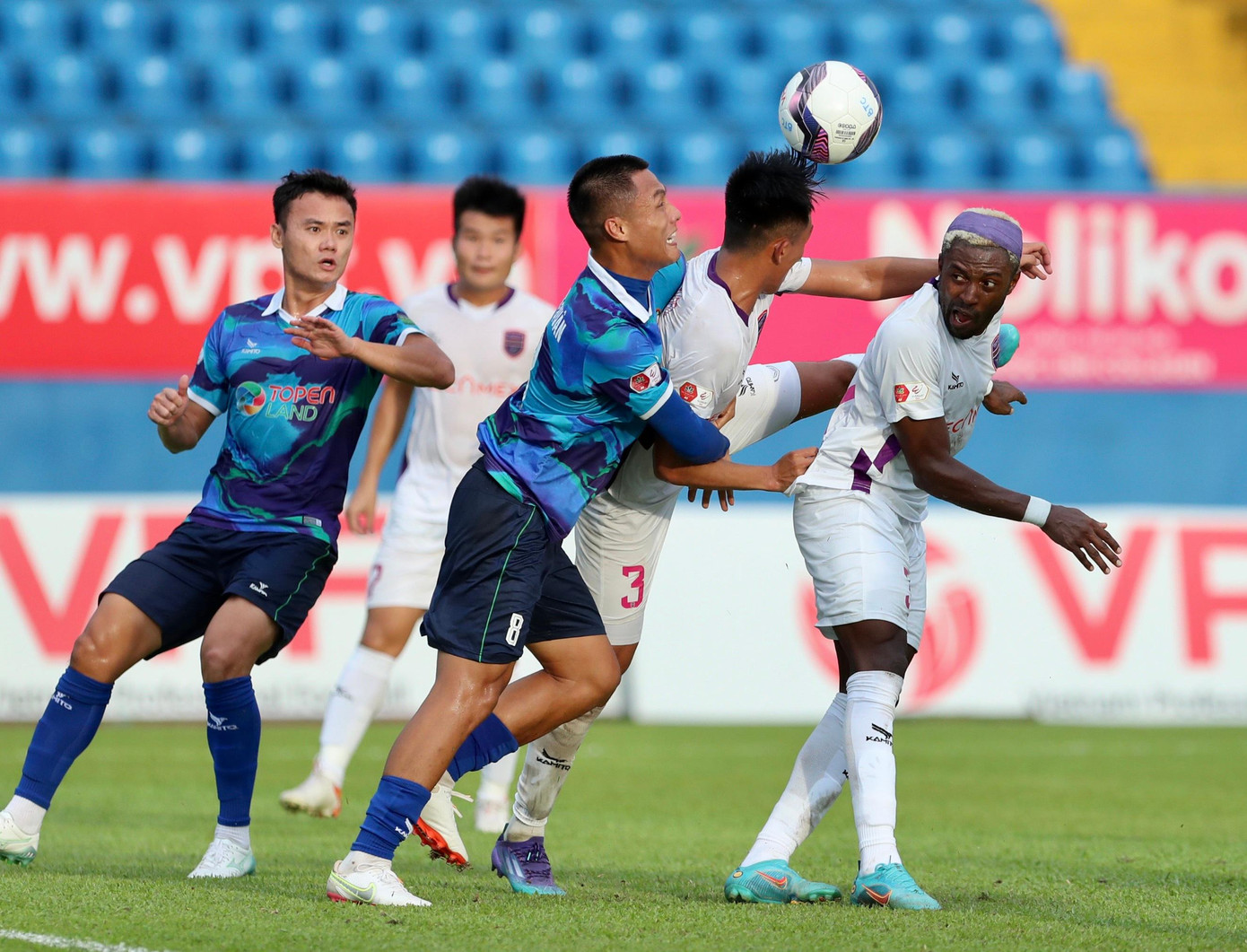 Tiền vệ Mạc Hồng Quân bên phía Bình Định thi đấu rất năng nổ. Ảnh: Hữu Phạm Tiền vệ Mạc Hồng Quân bên phía Bình Định thi đấu rất năng nổ. Ảnh: Hữu Phạm