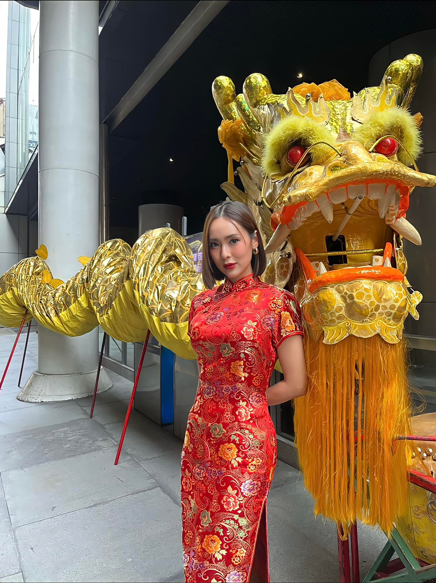 Người hâm mộ Thái Lan hy vọng trong tương lai, Sujitra Tabtong sẽ trở thành nhà quản lý thể thao xuất sắc và đạt được những thành công như Madam Pang Nuanphan Lamsam. Người hâm mộ Thái Lan hy vọng trong tương lai, Sujitra Tabtong sẽ trở thành nhà quản lý thể thao xuất sắc và đạt được những thành công như Madam Pang Nuanphan Lamsam.