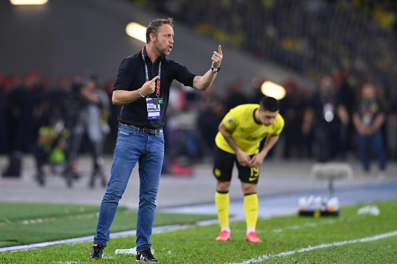 HLV Polking mặc áo đen trong trận bán kết lượt đi gặp Malaysia. HLV Polking mặc áo đen trong trận bán kết lượt đi gặp Malaysia.