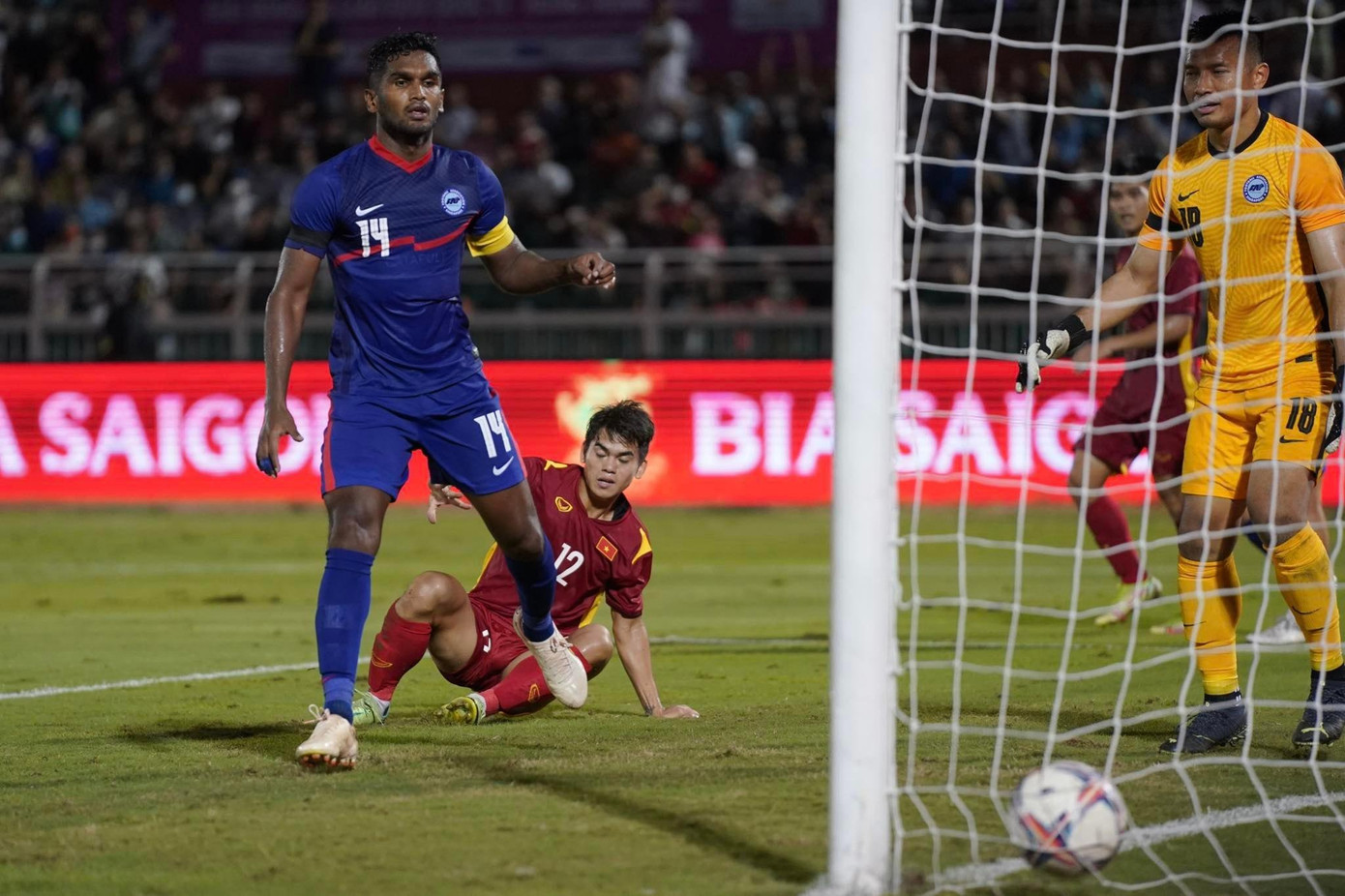 Đội tuyển Việt Nam đánh bại Singapore 4-0 trong ngày Văn Quyết và dàn tân binh tỏa sáng ảnh 21 Đội tuyển Việt Nam đánh bại Singapore 4-0 trong ngày Văn Quyết và dàn tân binh tỏa sáng ảnh 21