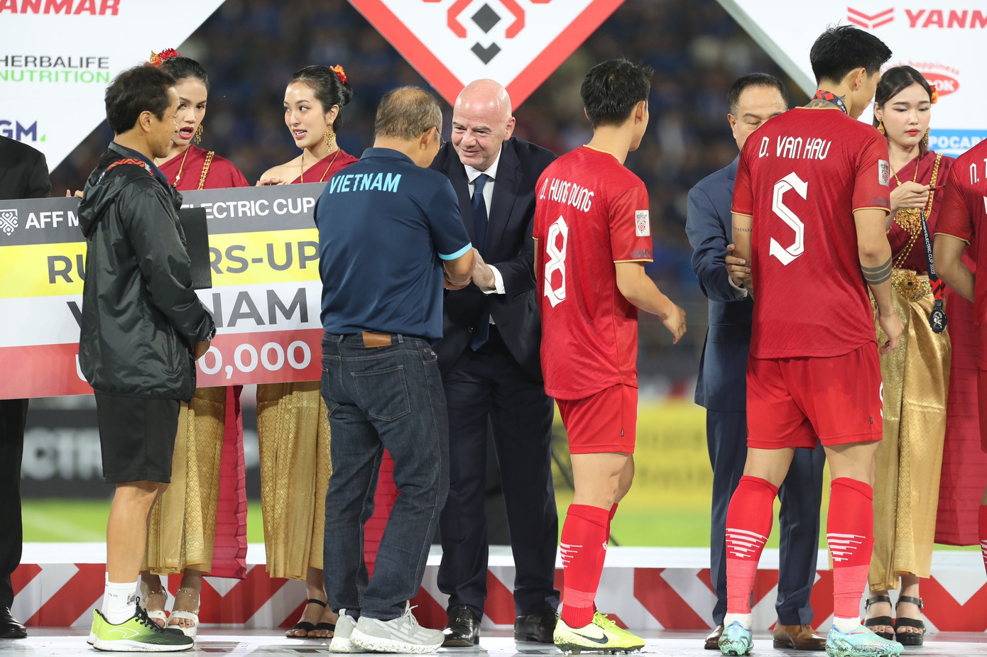 HLV Park Hang-seo được chủ tịch FIFA trao huy chương á quân AFF Cup 2022. HLV Park Hang-seo được chủ tịch FIFA trao huy chương á quân AFF Cup 2022.