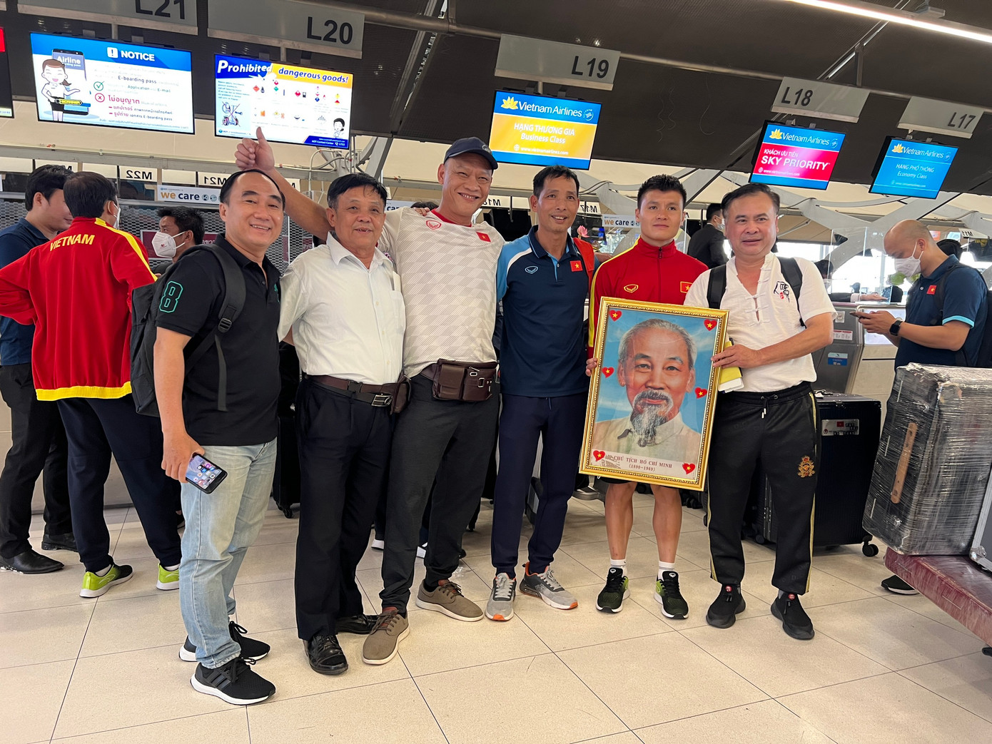 Người hâm mộ Việt Nam chụp ảnh cùng Quang Hải.