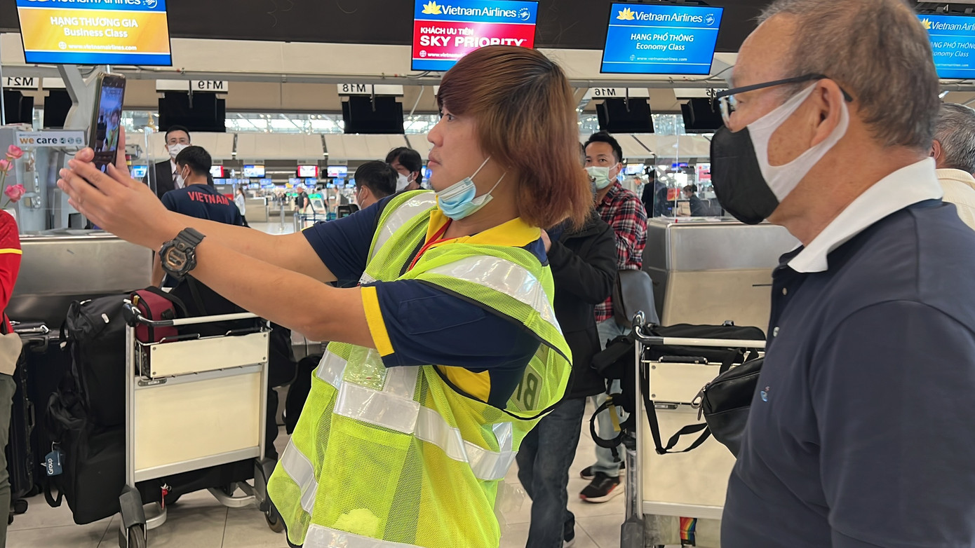 HLV Park Hang-seo được một nhân viên sân bay xin chụp ảnh cùng.