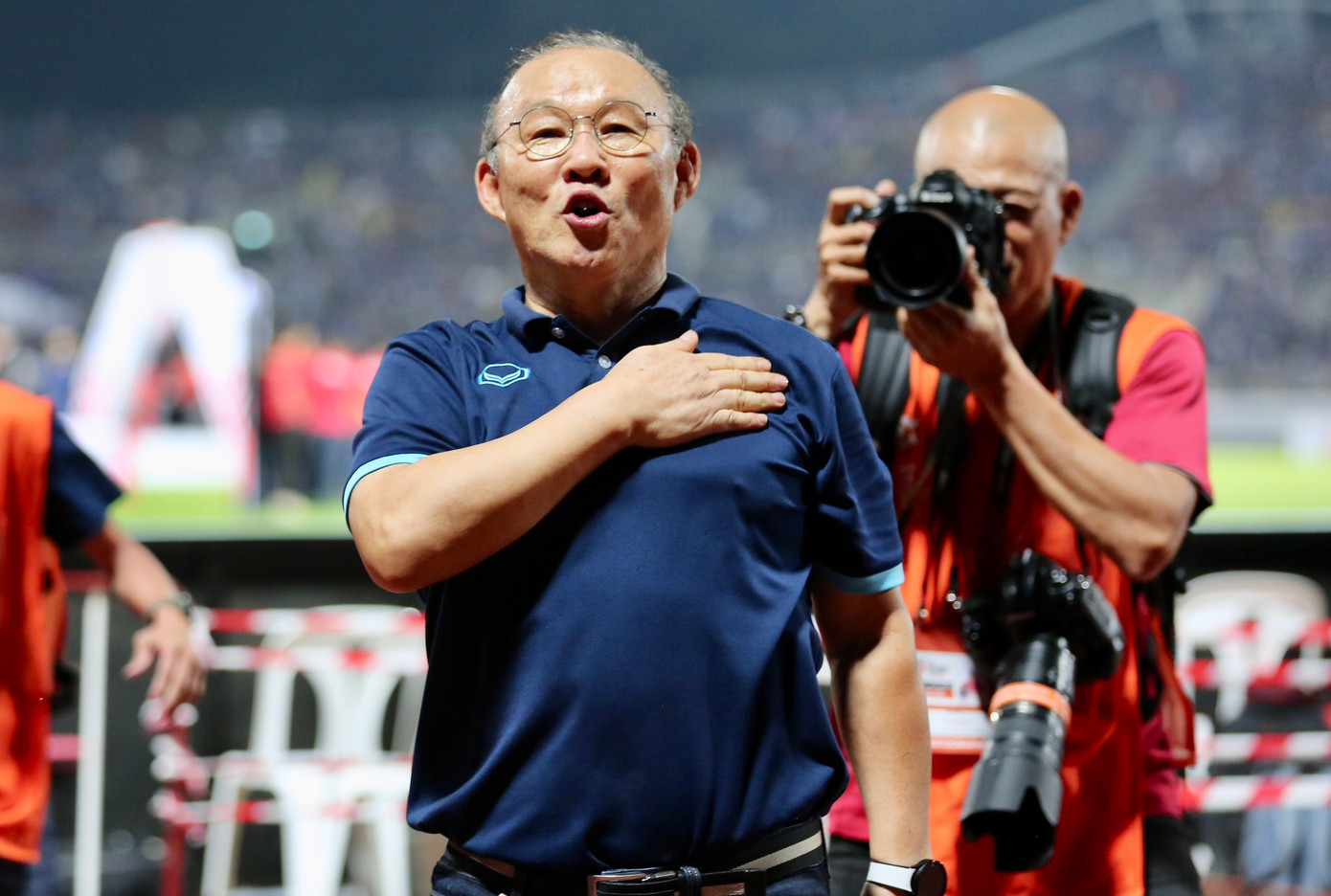 Ông đặt tay lên ngực trái, nơi có quốc kỳ Việt Nam. Ông đặt tay lên ngực trái, nơi có quốc kỳ Việt Nam.