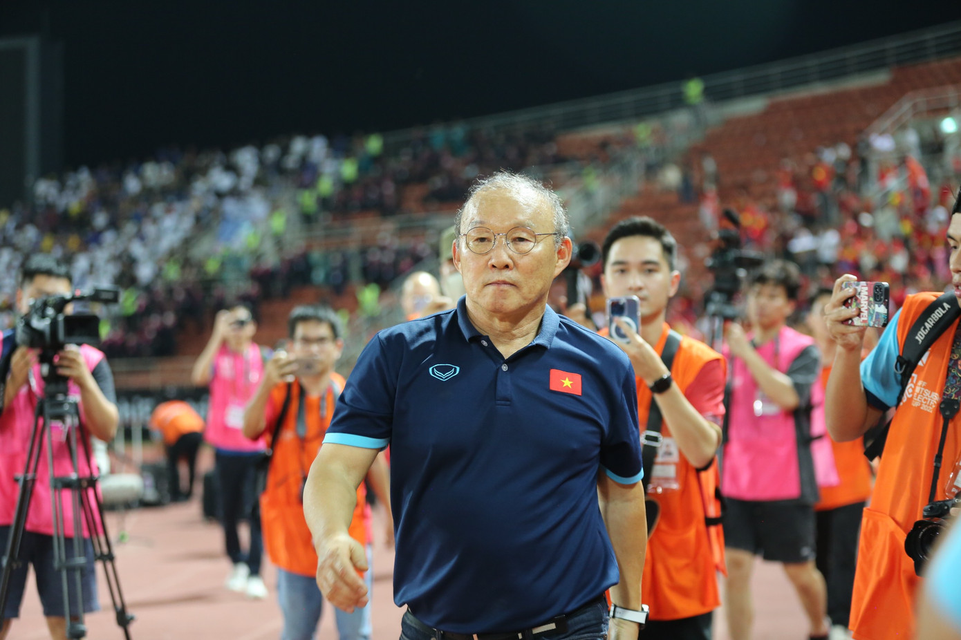 Sau trận đấu, HLV Park Hang-seo tiến về phía khán đài có các cổ động viên Việt Nam để gửi lời chia tay. Sau trận đấu, HLV Park Hang-seo tiến về phía khán đài có các cổ động viên Việt Nam để gửi lời chia tay.