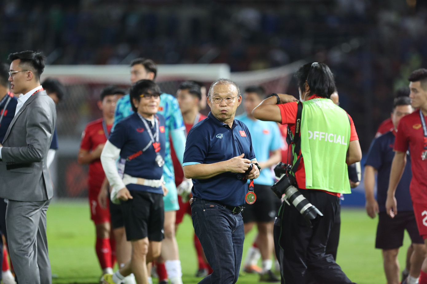 Nhưng ngay lập tức ông đã tháo ra cầm trên tay. Với một nhà cầm quân khát khao chiến thắng như ông Park, về nhì không thể là niềm vui. Nhưng ngay lập tức ông đã tháo ra cầm trên tay. Với một nhà cầm quân khát khao chiến thắng như ông Park, về nhì không thể là niềm vui.
