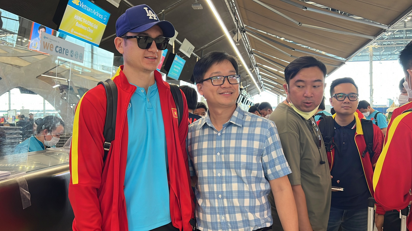 Thủ môn Đặng Văn Lâm và người hâm mộ.