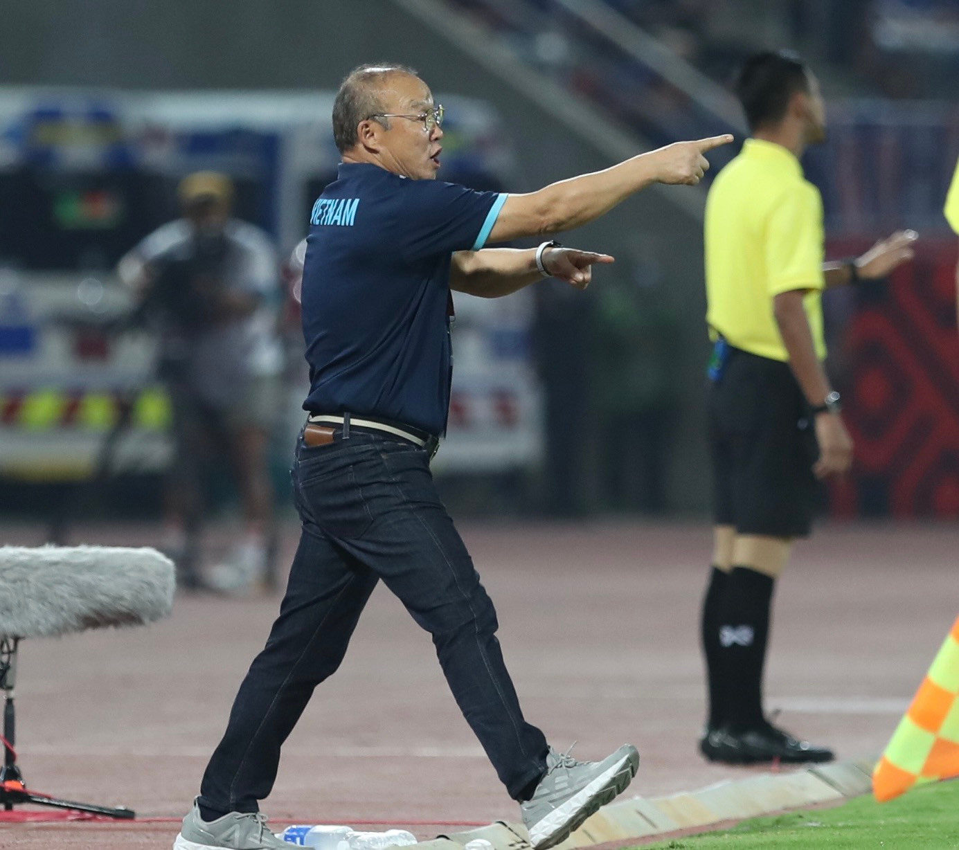 Ông thường tranh cãi với trọng tài để bảo vệ các học trò. Ông thường tranh cãi với trọng tài để bảo vệ các học trò.