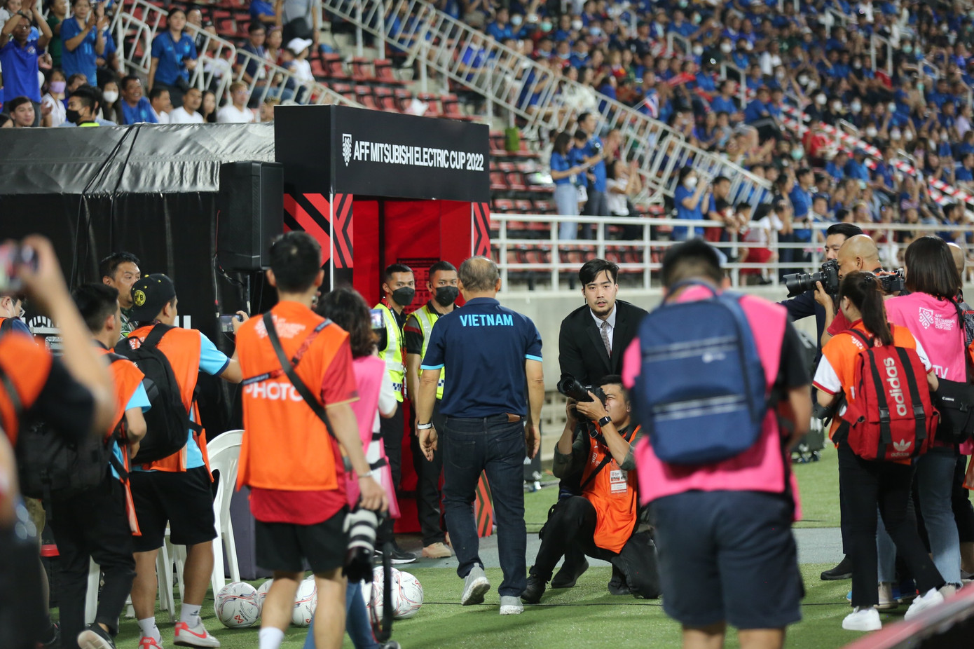 Ông đi thẳng vào phòng thay đồ. Ông đi thẳng vào phòng thay đồ.