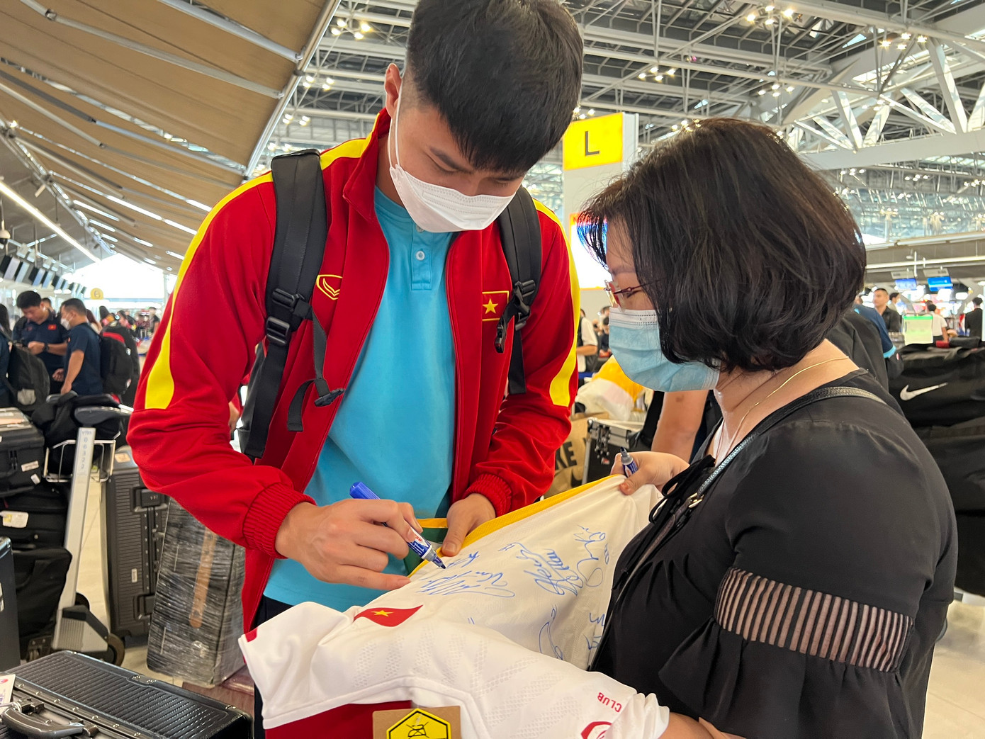 Thủ môn Văn Toản kí lên áo người hâm mộ.