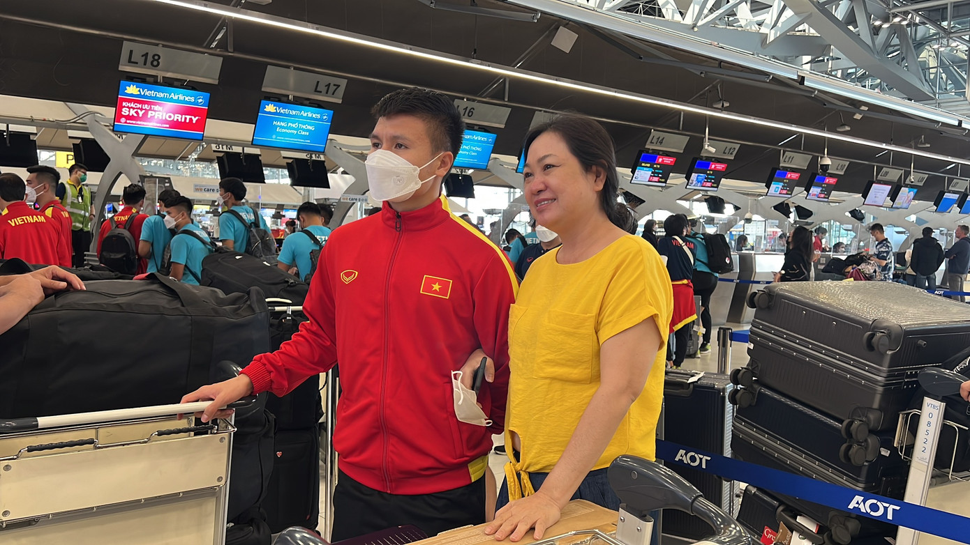 Quang Hải chụp ảnh cùng người hâm mộ.