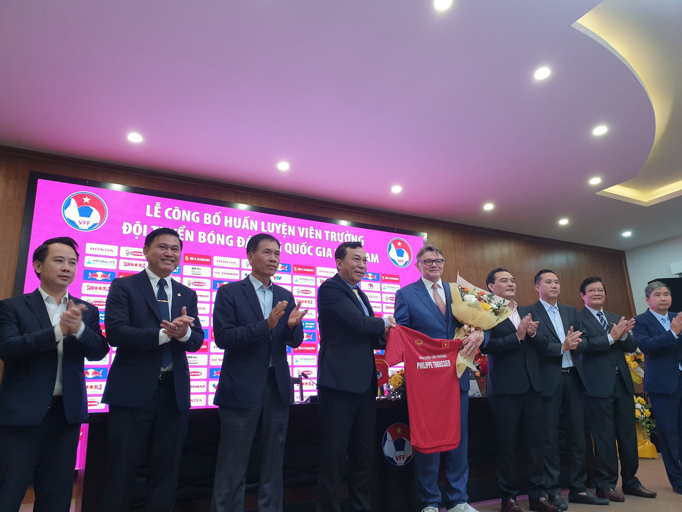 HLV Troussier: Tôi dẫn dắt đội tuyển Việt Nam vì mục tiêu World Cup 2026 ảnh 9