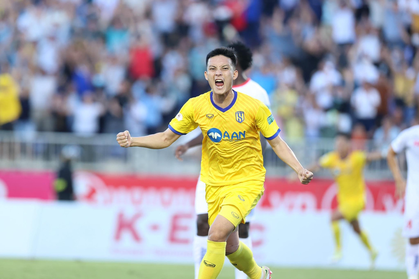 Hoàng Văn Khánh ghi bàn mở tỷ số cho SLNA. Ảnh: Hoàng Linh