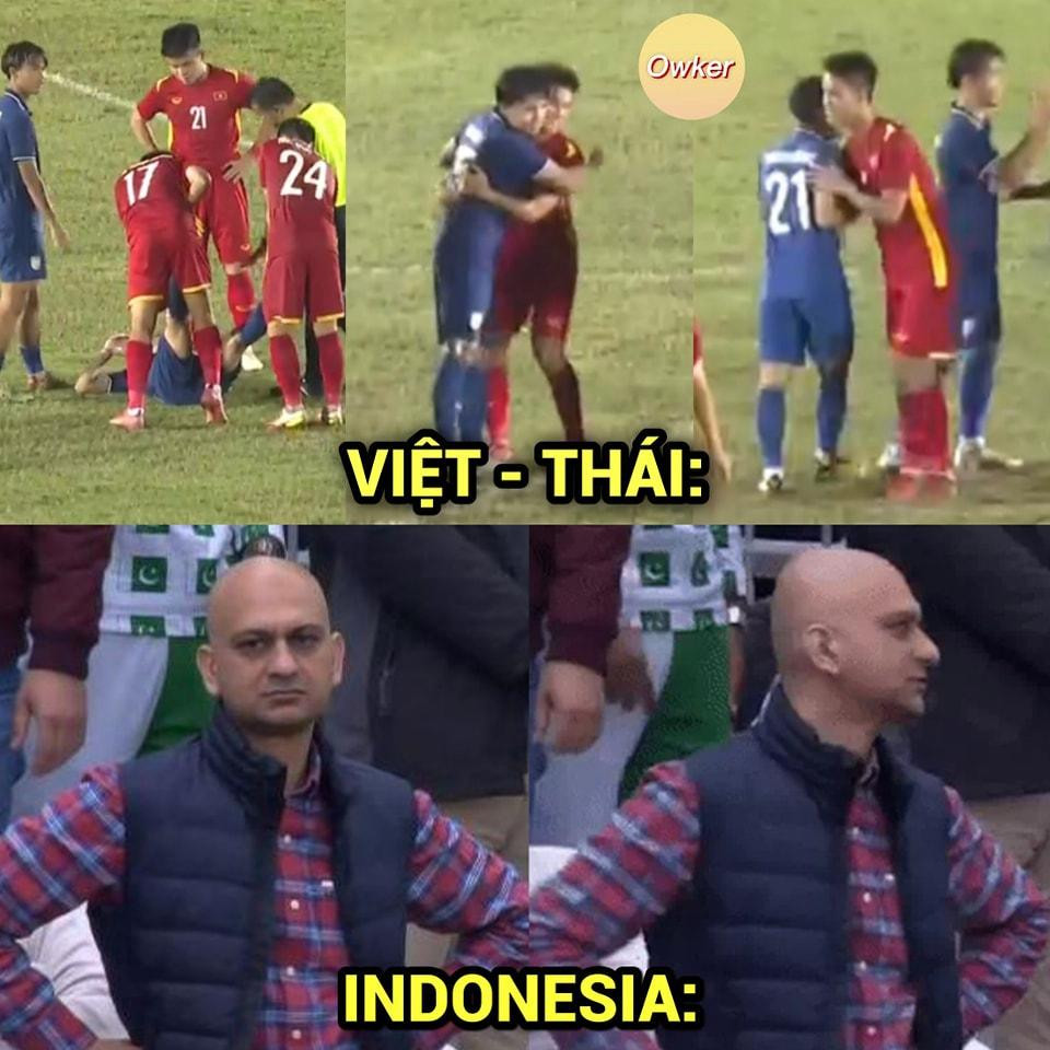 Cầu thủ U19 Việt Nam và U19 Thái Lan giúp nhau chữa chuột rút. Ảnh: Fandom Owker