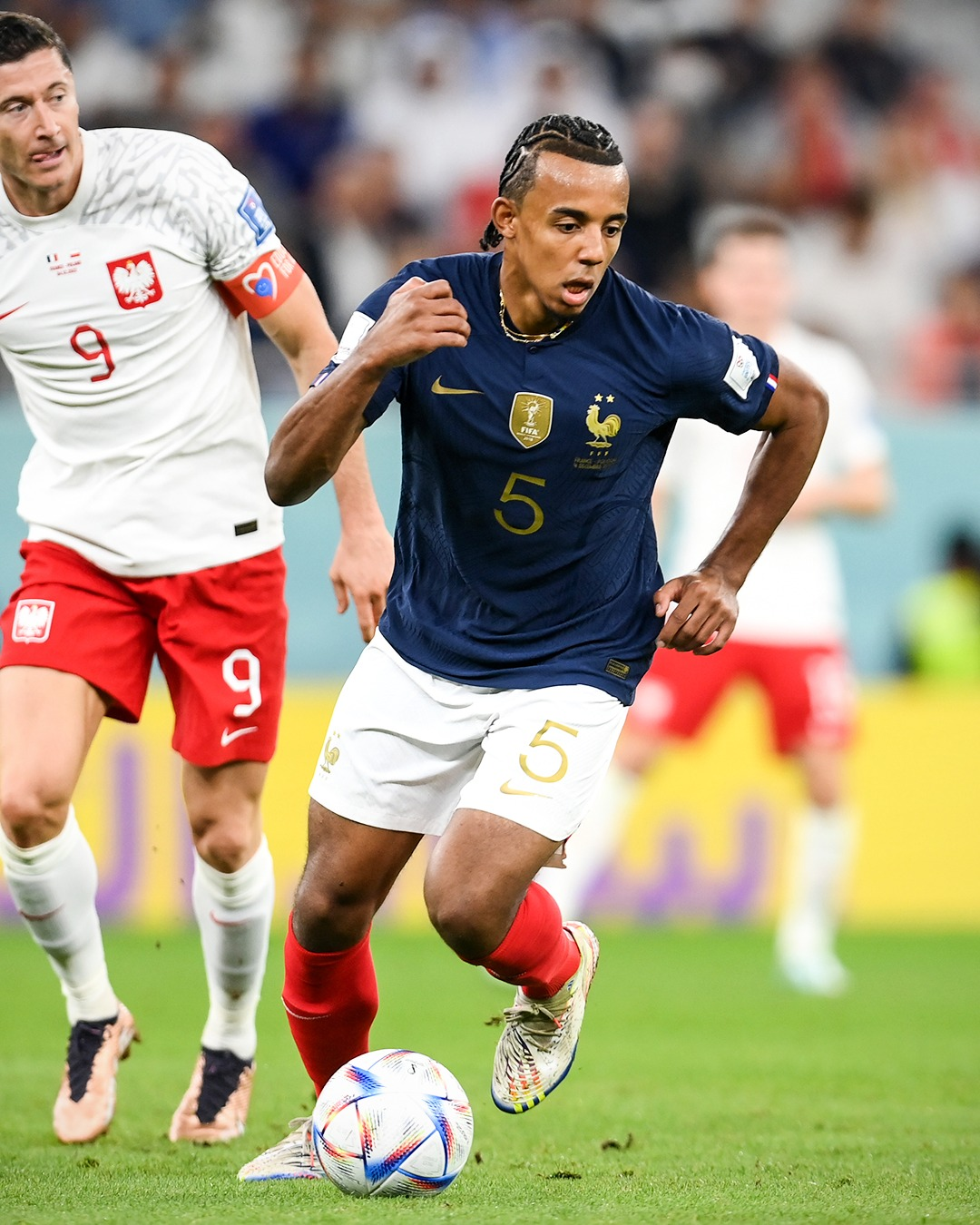Hậu vệ Jules Kounde của đội tuyển Pháp đã cố tình đeo dây chuyền vàng.