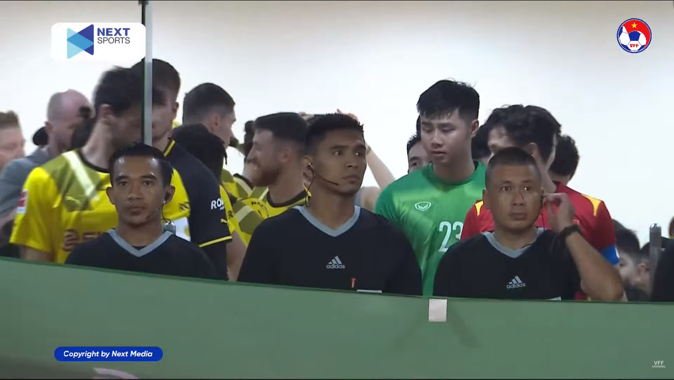 Đội tuyển Việt Nam vượt qua Dortmund 2-1 trong trận cầu đầy tính hữu nghị ảnh 3 Đội tuyển Việt Nam vượt qua Dortmund 2-1 trong trận cầu đầy tính hữu nghị ảnh 3