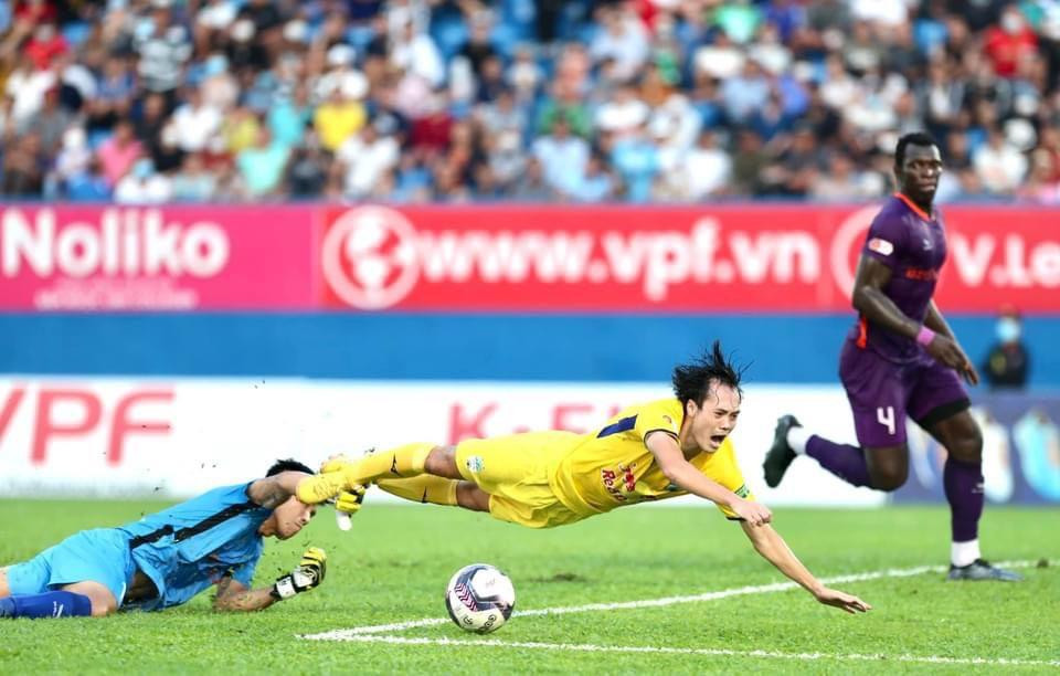 Văn Toàn ngã trong vòng cấm nhưng trọng tài chính không thổi penalty. Ảnh: Hữu Phạm