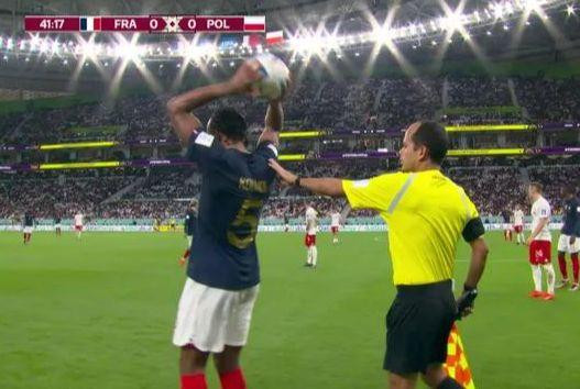 Trọng tài đã yêu cầu Kounde tháo dây chuyền.