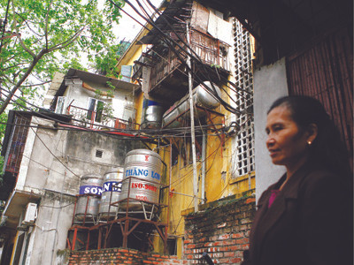 Dự án cải tạo chung cư cũ nát Nguyễn Công Trứ từ năm 2003 đến nay vẫn dang dở Ảnh: Hồng Vĩnh