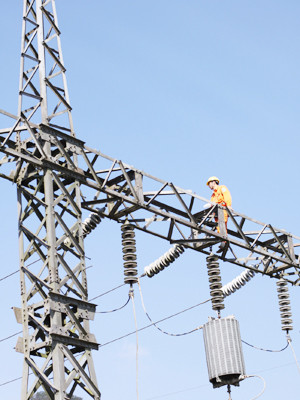 Dự báo năm 2011 tình trạng cắt điện không giảm dù giá điện tăng. Ảnh: Xuân Phú. Dự báo năm 2011 tình trạng cắt điện không giảm dù giá điện tăng Ảnh: Xuân Phú