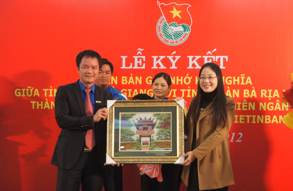  Bí thư Thành Đoàn Hà Nội Nguyễn Thị Ngà tặng quà lưu niệm cho Đoàn Thanh niên Vietinbank 