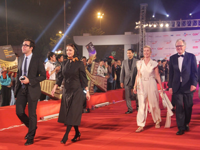 Đoàn nghệ sĩ quốc tế trên thảm đỏ Hà Nội. Ảnh: Toan Toan