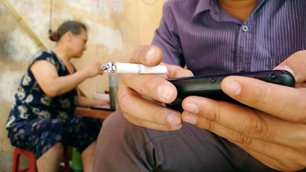 Điện thoại và thuốc lá: những thứ cần thiết cho mẫu đàn ông hiện đại??? 